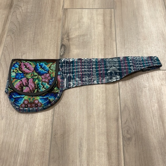 Adorable adjustable Belt Bag!! Excellent Condition - Picture 2 of 8